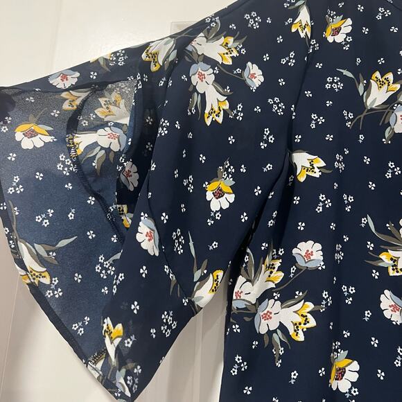 Loft Women's Navy‎ Ruffled Short Sleeve Blouse with Floral Pattern Size Medium - Picture 2 of 8